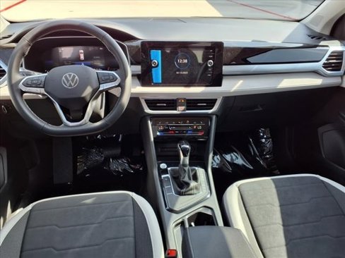 New 2025 Volkswagen Taos SE image 10