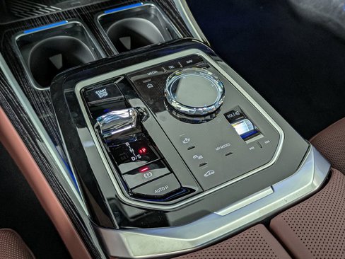 New 2026 BMW 750e xDrive w/ Premium Package image 30