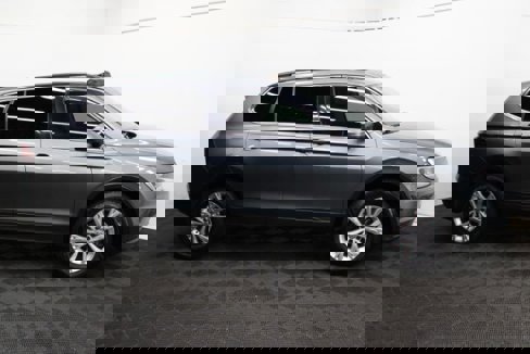 Used 2019 Volkswagen Tiguan SE w/ Panoramic Sunroof Package image 4