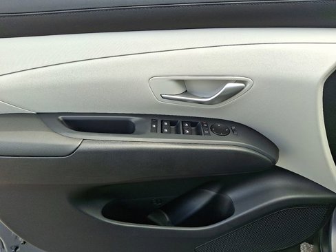 Used 2025 Hyundai Tucson SE image 16