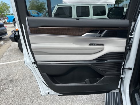New 2025 Jeep Grand Wagoneer 4WD image 39