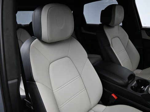 Certified 2025 Porsche Cayenne GTS image 19