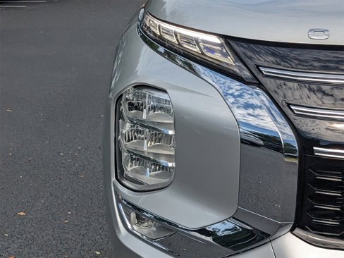 New 2025 Mitsubishi Outlander SE image 10