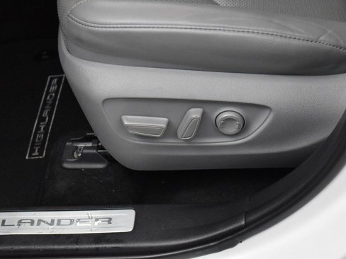 Used 2022 Toyota Highlander Limited image 16