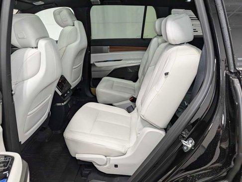 New 2026 Cadillac Vistiq Luxury w/ LPO, Floor Liner Package image 23
