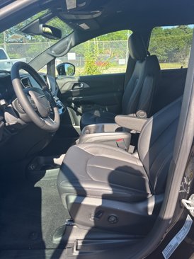 New 2026 Chrysler Pacifica Select image 10