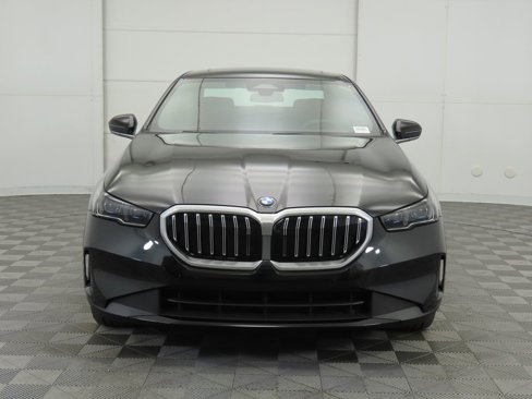 Used 2025 BMW 530i w/ Premium Package image 2