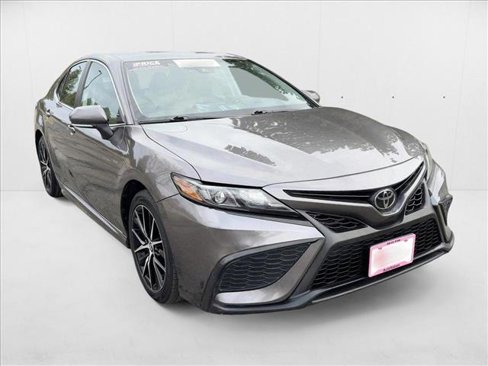Used 2022 Toyota Camry SE image 3