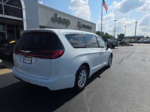 New 2026 Chrysler Pacifica Select image 8