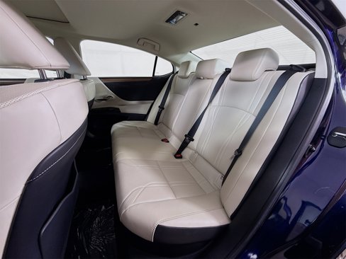 Used 2023 Lexus ES 300h w/ Luxury Package image 18