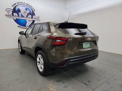 Used 2024 Chevrolet Trax LS w/ LS Convenience Package image 7