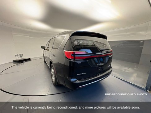 Used 2023 Chrysler Pacifica Limited image 3