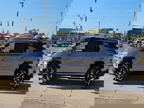 New 2026 Chevrolet Traverse High Country image 2