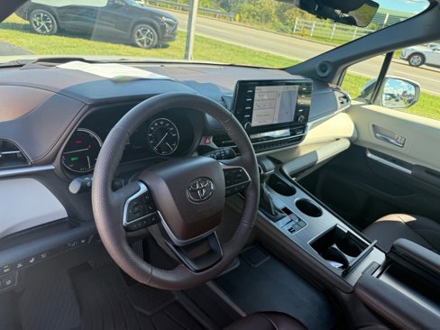 Used 2024 Toyota Sienna Platinum image 10