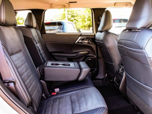 New 2025 Mitsubishi Outlander AWD image 39