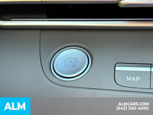 Used 2025 Hyundai Elantra SEL image 39