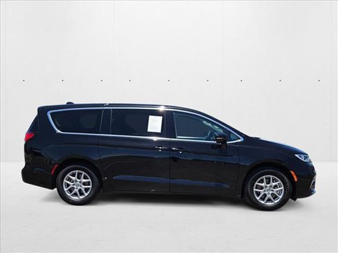 Used 2024 Chrysler Pacifica Touring-L image 4