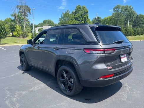 Used 2023 Jeep Grand Cherokee Altitude image 3