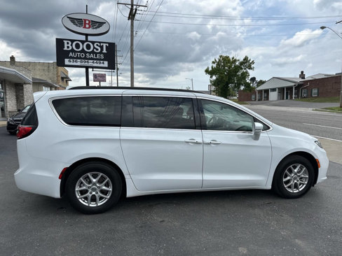 Used 2022 Chrysler Pacifica Touring-L image 8