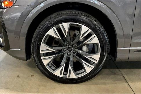 Certified 2025 Audi Q8 Premium image 9