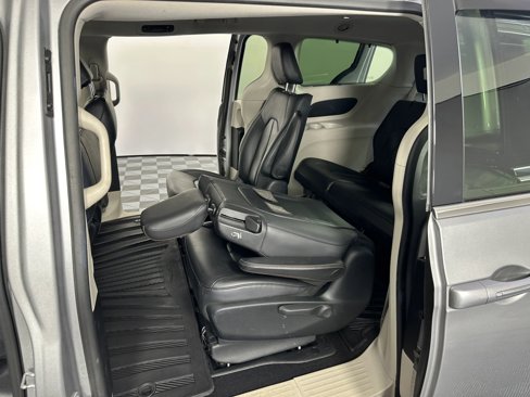 Used 2017 Chrysler Pacifica Premium image 33