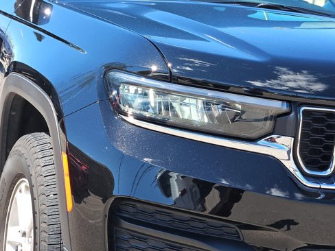 Used 2025 Jeep Grand Cherokee Laredo w/ Luxury Tech Group I image 5