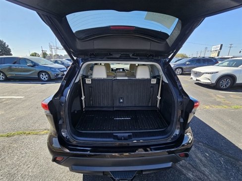 Used 2021 Toyota Highlander XLE image 14