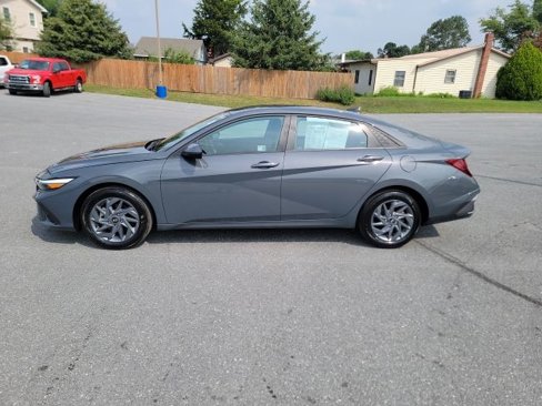 Used 2024 Hyundai Elantra SEL image 3
