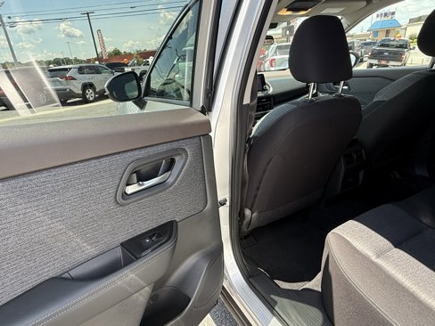 Used 2023 Nissan Rogue SV image 19
