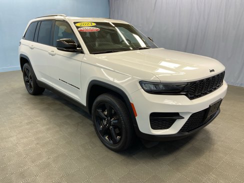 Used 2024 Jeep Grand Cherokee Altitude image 1