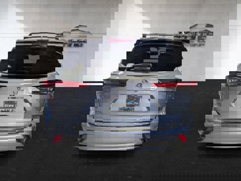 Used 2023 Toyota Highlander Platinum image 9