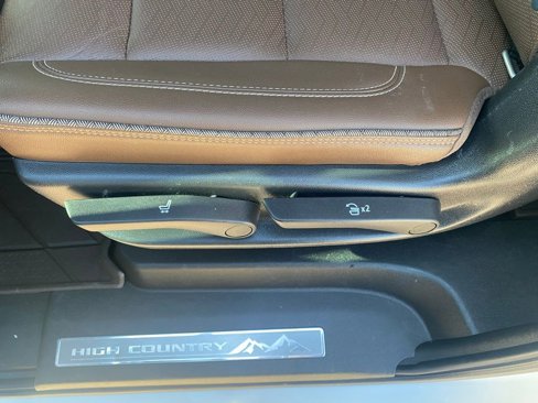 Used 2022 Chevrolet Suburban High Country image 27