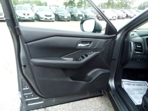Used 2024 Nissan Rogue SV image 10