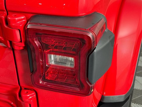 Used 2025 Jeep Wrangler Sahara image 33