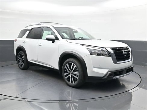 New 2025 Nissan Pathfinder Platinum image 2