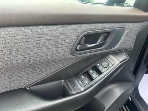 Used 2023 Nissan Rogue S image 12