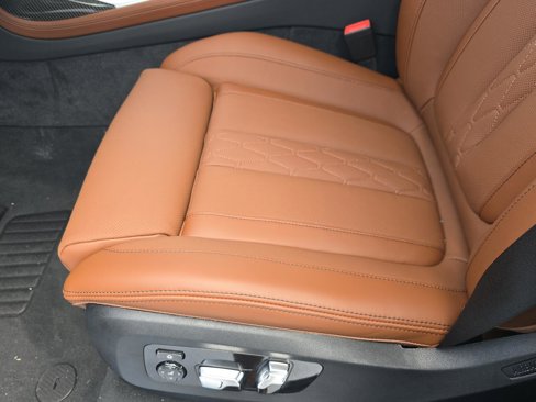 New 2026 BMW X7 M60i w/ Executive Package image 19