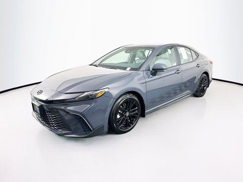 Used 2025 Toyota Camry SE image 3