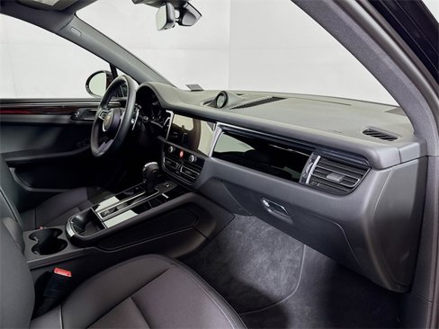 Used 2025 Porsche Macan image 23