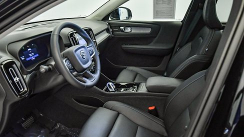 Certified 2025 Volvo XC40 B5 Plus w/ Climate Package image 18