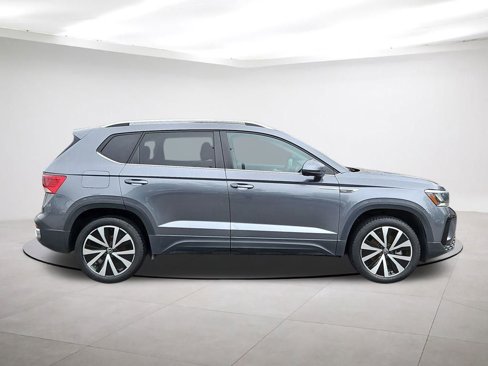 Used 2024 Volkswagen Taos SE image 8