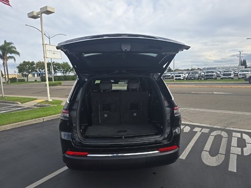 Used 2024 Jeep Grand Cherokee L Limited w/ Luxury Tech Group II image 15