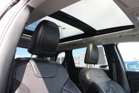 Used 2021 Jeep Cherokee Limited image 31