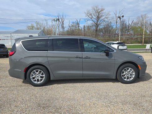 New 2025 Chrysler Pacifica Select w/ Uconnect Theater Family Group image 6