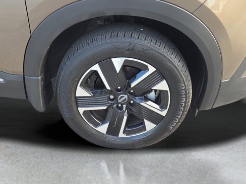Used 2025 Nissan Kicks SV image 4