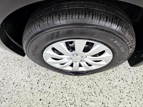 Used 2025 Nissan Kicks S image 38