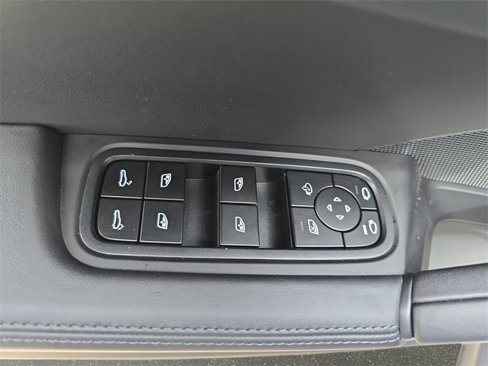 Used 2025 Porsche Cayenne image 28