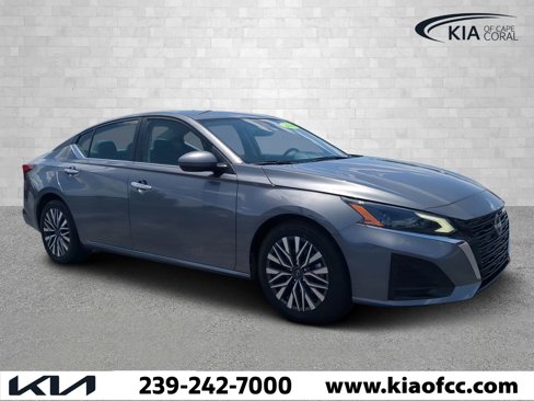 Used 2023 Nissan Altima 2.5 SV image 1