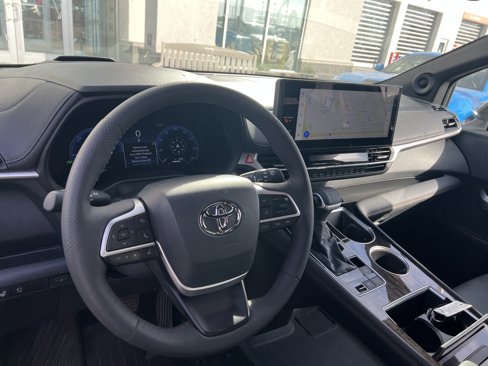 Used 2025 Toyota Sienna Platinum image 5