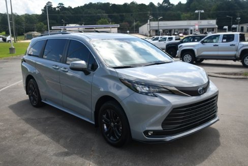 Used 2024 Toyota Sienna XLE Woodland Edition image 5